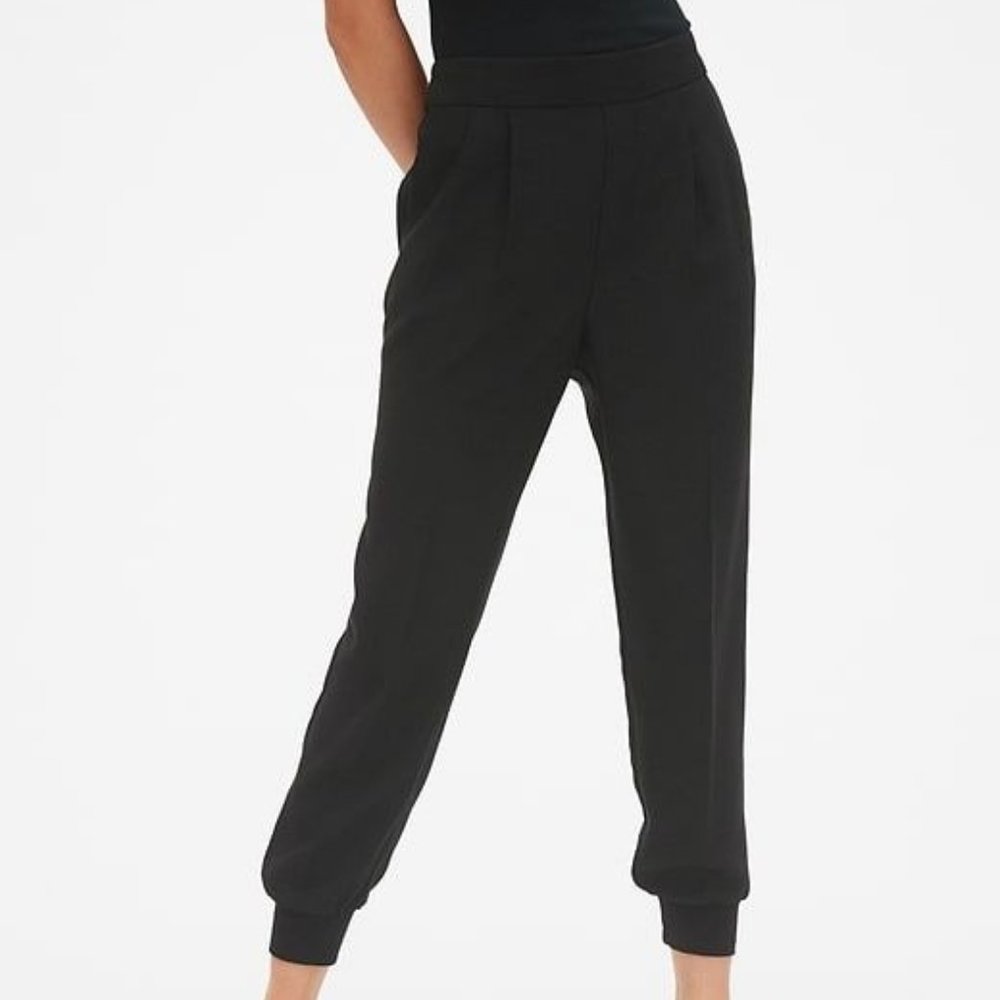 Gap Versatile Jogger in True Black Small